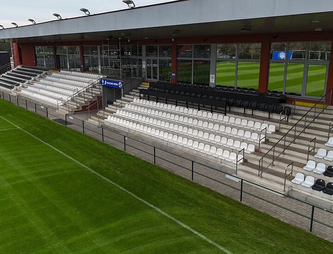 Backline Arena vernieuwd met tribunestoelen en dug-outs
