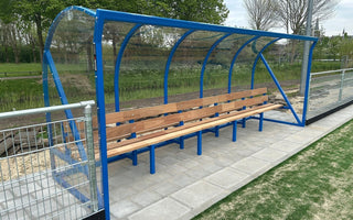 Maatwerk dugouts in clubkleur als blikvanger bij HC Montfoort
