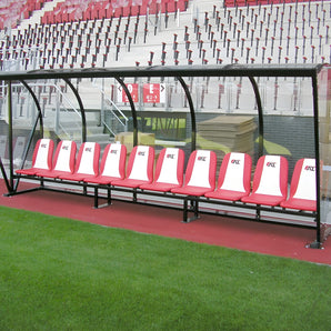 Professionele SKOR voetbal dugout TYPE 1 DE LUXE in stadionopstelling met kuipstoelen.
