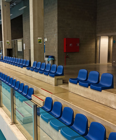 Kuipstoelen blauwe kleur in sporthal