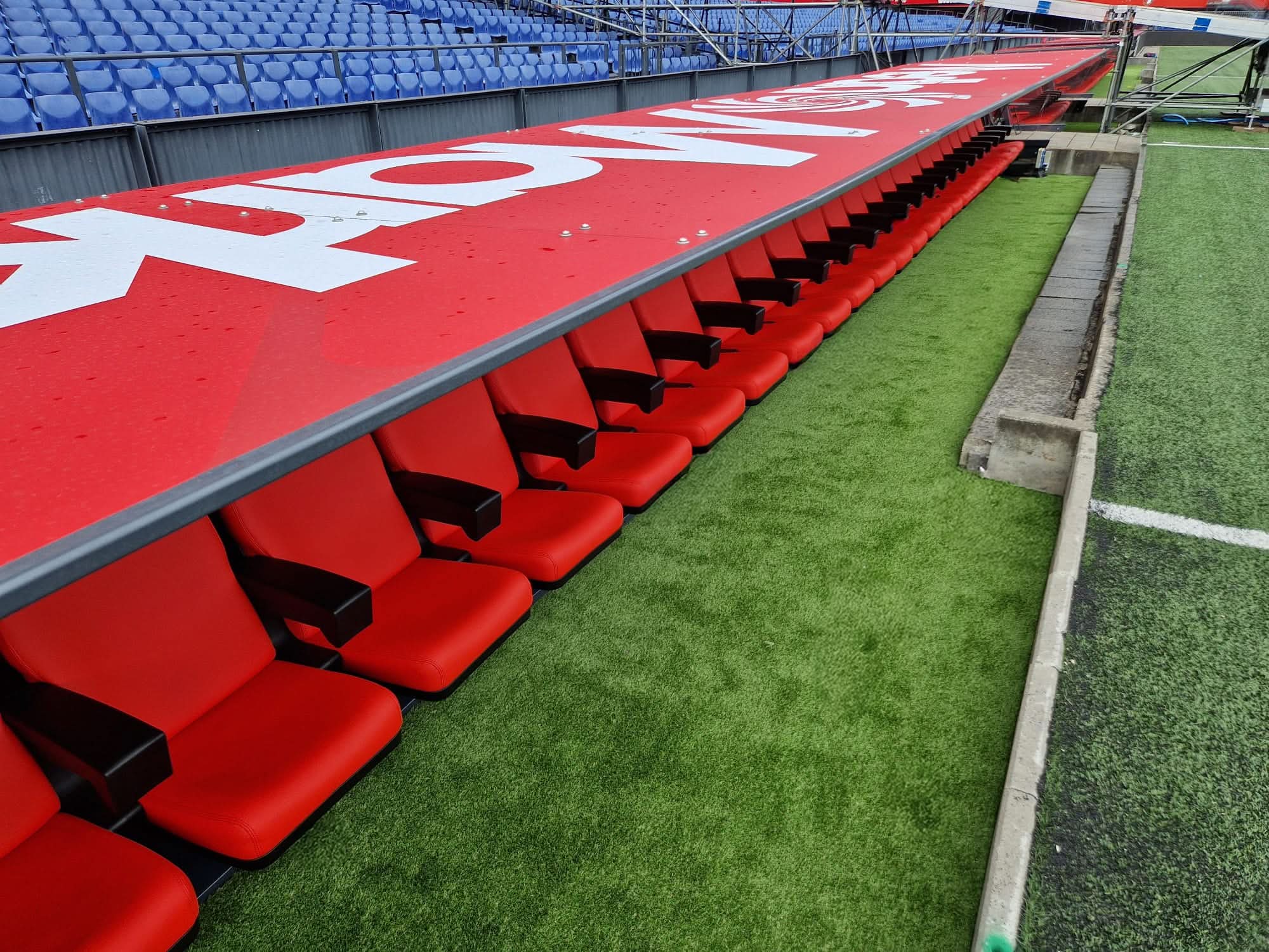 Stadiondugout met sponsoruitingen