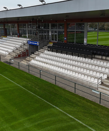 Tribune met perstafels en kuipstoelen KAA Gent