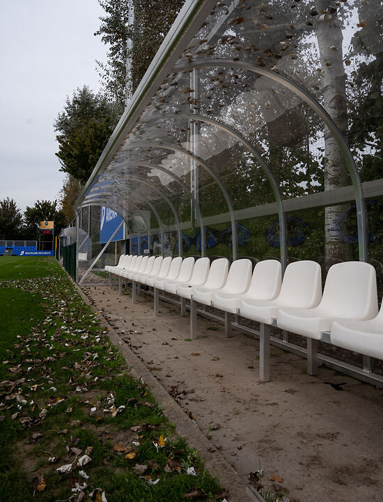 Dugout met witte kuipstoelen 20 stuks