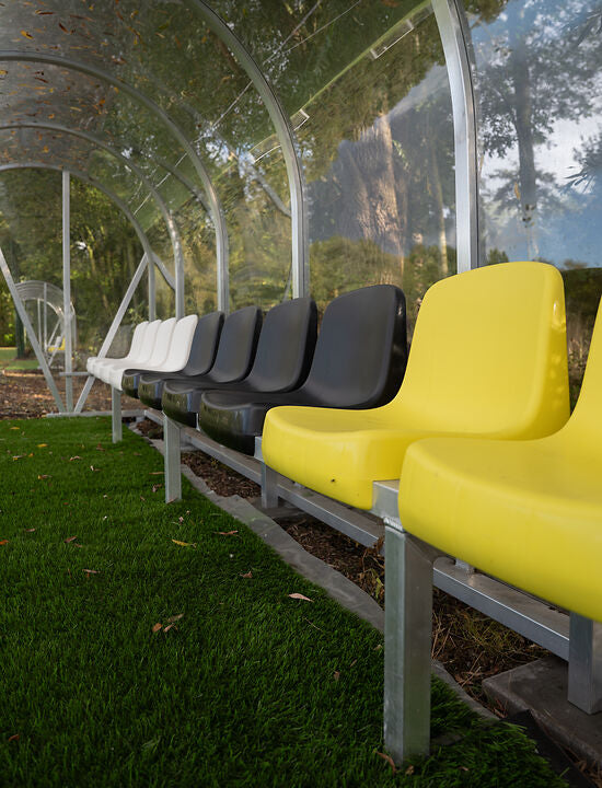 Dugout met kuipstoelen in kleuren geel zwart en wit