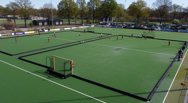 Twee boardingvelden voor het spelen van Hockey 5s wedstrijden