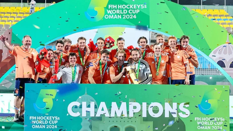 De mannen van het Nederlands hockeyteam 5s met de trofee na het winnen van het eerste 5s toernooi