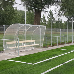 Aluminium dugout van SKOR op sportveld met vuren bank en slagvaste polycarbonaat beplating