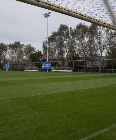 Dugouts met kuipstoelen doorkijk doelnet