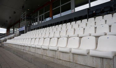 Tribune witte kuipstoelen KAA Gent