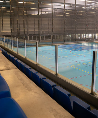 Tribunestoel in sporthal VAMOS Stekene