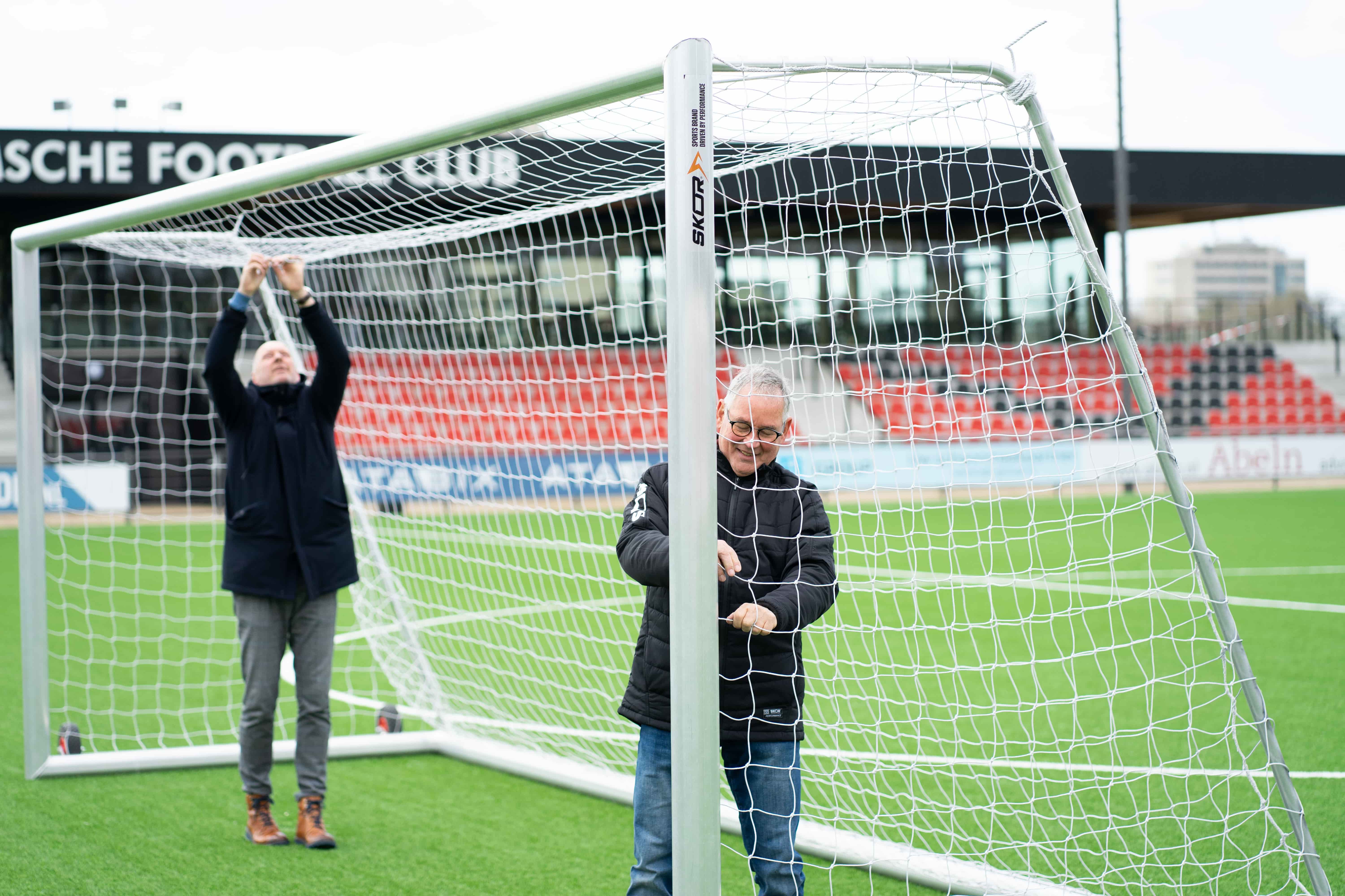 Inhangen van doelnet in 7x2m voetbaldoel verplaatsbaar