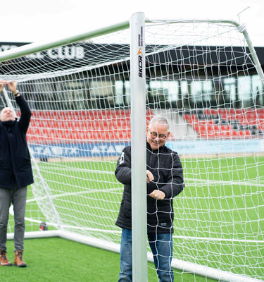Inhangen van doelnet in 7x2m voetbaldoel verplaatsbaar